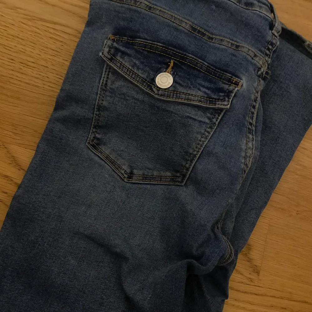 Ett par super fina jeans med knapp fickor! Super populära! Säljer pga att jag inte använder. Använda få gånger. . Jeans & Byxor.