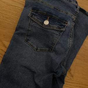 Ett par super fina jeans med knapp fickor! Super populära! Säljer pga att jag inte använder. Använda få gånger. 