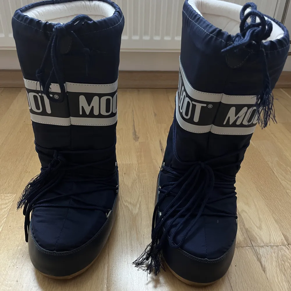 Mörkblå Moon Boots i storlek 39-41. I mycket bra skick använda Max 3 ggr lite slitningar i snörena.. Skor.
