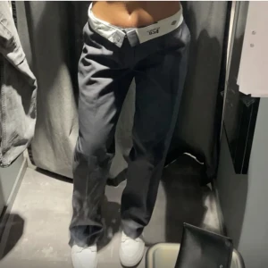 Gråa kostymbyxor  - Gråa kostymbyxor, använt två gånger 💓 lånade bilder! 