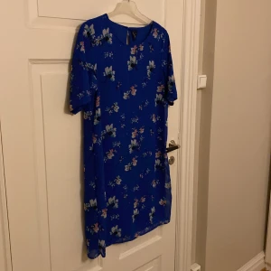 Klänning från Vero Moda  - Säljer denna söta klänningen från Vero Moda. I fint skick. Storlek M. Knapp bak. 