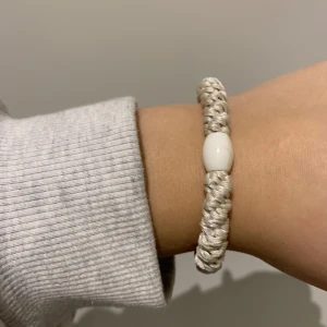 Äkta knekki👆🏻⭐️ - Säljer äkta knekkis för endast 20kr, den första och andra bilden är på den vita knekkin och den tredje bilden är på den grön-fluffiga med guld. Säljer båda två, om du vill ha en speciell färg skriv privat så löser vi det⭐️⭐️⭐️