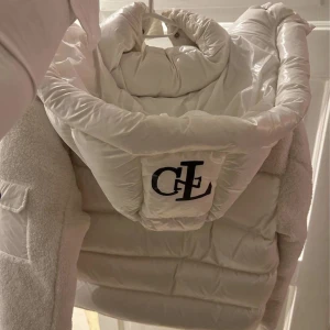 Christian Lane jacka  - Måste tyvärr sälja den här superfina och VARMA unisex jackan då den är lite förstor på mig. Varmaste jackan jag äger slår pj med hästlängder och ser så lyxig och fin ut! Så fluffig! 