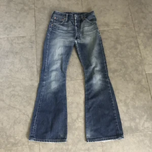 Levis utsvängda jeans - Mörkblå Levis utsvängda / bootcut jeans. Köpta second hand. Storlek 27. Innerbenslängd: 76 cm, midjemått rakt över: 35 cm. För små för mig :( 