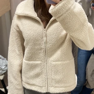 Teddy jacka - Säljer min nyskick Teddy jacka frpn Hm som är slutsåld!!💓💓 Storlek S säljer för 350!!