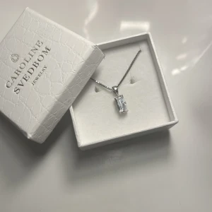 Caroline Svedbom Halsband  - Fint silverhalsband! Säljer pga att jag endast använder guldsmycken. Endast testat, därav nyskick! Nypris: 529:-