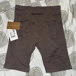 Tränings shorts  - Säljer dessa helt nya tränings shortsen ifrån Röhnish. Storlek M-L. Färgen i verkligen är som på den andra bilden 🤍