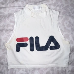 FILA topp - Köpte denna topp för några år sen från en vän då den är väldigt missfärgad, tänkte att jag skulle bleka missfärgningarna så att den skulle se ny ut, men har varit lite för lat och aldrig gjort det. Säljer därför väldigt billigt ifall ni vill fixa den ❤️🤍