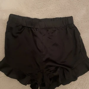 Satin shorts - Säljer dessa satin shorts. Storlek 164 motsvarar en xs/s🤍
