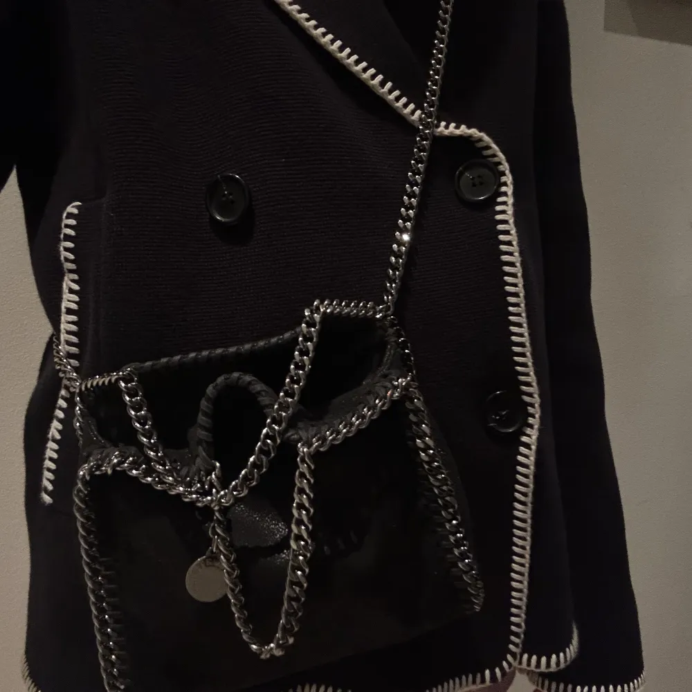 Så fin väska från Stella McCartney i modellen falabella Tiny Tote bag! Inga tecken på användning och är såklart äkta💗. Väskor.