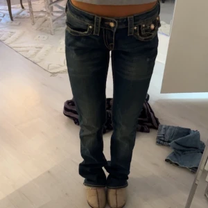 True religion jeans - Så snygga, stretchiga och bekväma TrueReligion jeans, bootcut och Lågmidgade! Innerben: 86 midja: 35