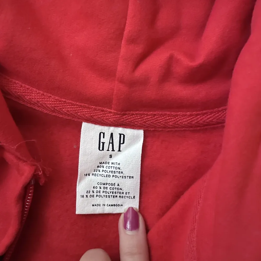 Säljer den här GAP hoodie eftersom jag inte använder den. Endast använd en gång, så gått som ny. Storlek S men den är lite liten i storleken så sitter som en XS.💗. Hoodies.