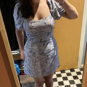 Blommig klänning  - Jättesöt blommig klänning, perfekt för sommaren, skolavslutning mm🥰💕 Storlek 42 men sitter som 40/M, endast använt ca 3 gånger Kom privat för fler bilder💞