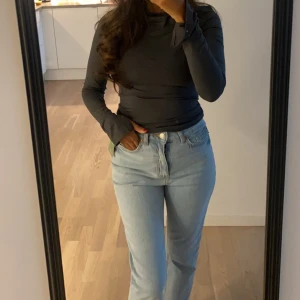 Blåa jeans - Blåa jeans från hm helt oanvända, prislappen sitter kvar. Är 1.58xm lång 