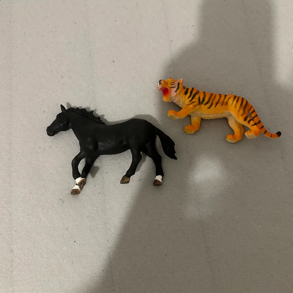 Häst från schleich (nypris ca 129kr)  Tiger från nån leksaksaffär (nypris ca 70kr) säljer INTE separat. Säljer båda för 60kr. Båda är i bra skick, inga repor elr så. STÅR EJ FÖR FRAKTEN!!. Hoodies.