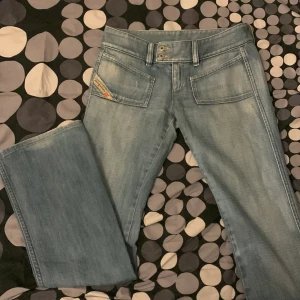 Lågmidjade Diesel indrustry Jeans - Ljusblå utsvängda diesel industry jeans som är lowwaist. Säljer för de inte kommer till användning. Skriv gärna för fler bilder och mått! 