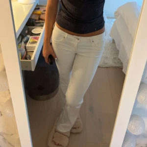 Lågmidjade jeans🤍 - Super fina lågmidjade jeans från hm❤️dom är knappt använda så de väldigt bra skick ❤️