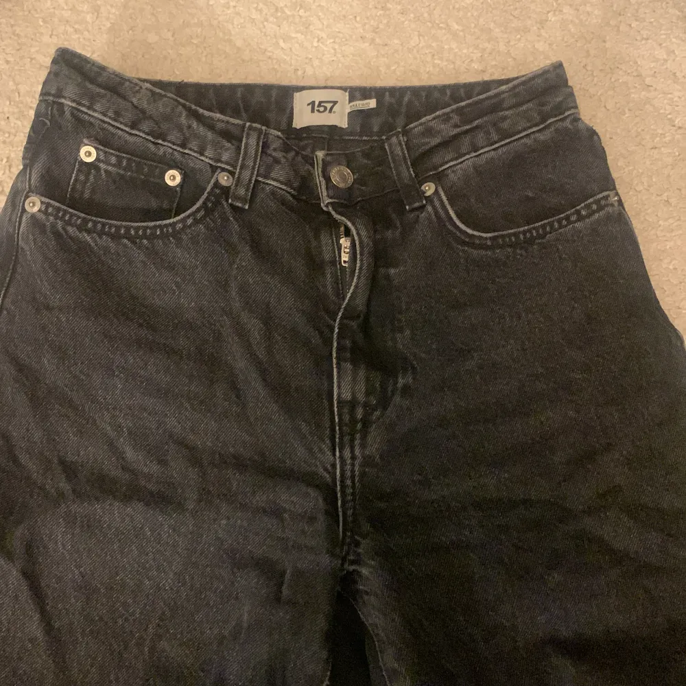 Urtvättade svarta jeans från lager 157 i modellen boulevard, dem är högmidjade och i nyskick.. Jeans & Byxor.