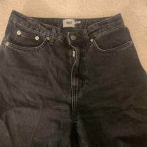 Urtvättade svarta jeans från lager 157 i modellen boulevard, dem är högmidjade och i nyskick.