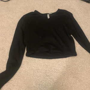 Långärmad tröja - Långärmad ribbad lite kortare svart tröja från hm. Säljer då den aldrig kommit till användning 