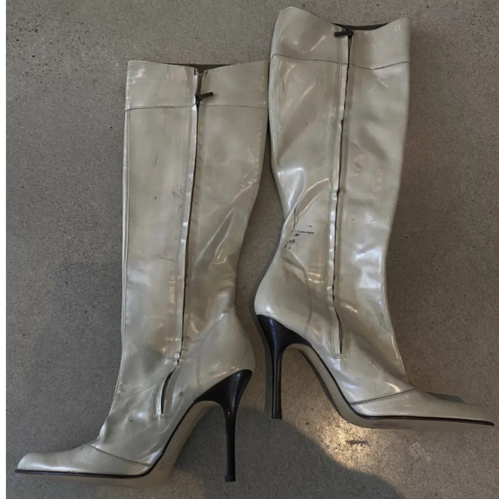 Boots ifrån märket Patrizia pepe, använda en gång på modevisning, har halkskydd under (kan visa bilder, efter efterfrågan). De är i storlek 37,5. De har legat inpackade ett tag, därav fläckar dessvärre. . Skor.