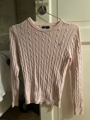 Gant tröja  - Rosa Kabelstickad tröja. Inga tecken på slitage. 