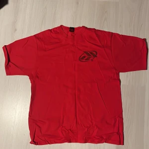 dropdead röd tee - näst intill oanvänd