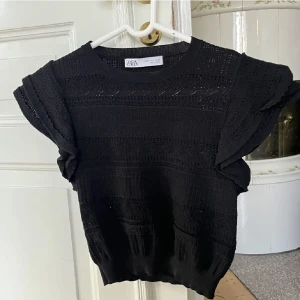 Zara topp - Säljer denna snygga zara topp som tyvärr var för liten, beställd genom Plick. Storleken är S men skulle säga att den passar xs/s. 