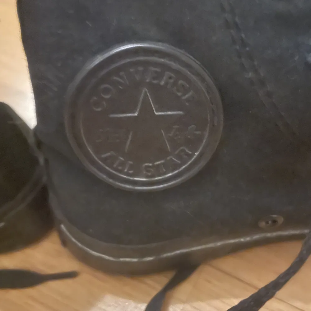 Svarta Converse i storlek 37 som inte kommer till användning längre… lite använda men fortfarande fina!. Skor.