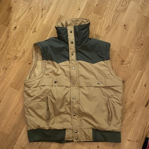 Vintage väst - Snygg vintage väst.  Köparen står för frakten! Fits M/L