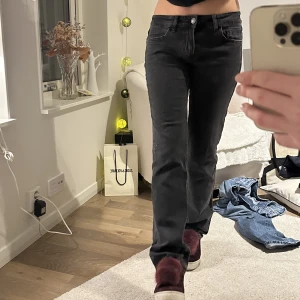 lågmidjade jeans - snygga lågmidjade jeans, dom är straight men fortfarande pösigare nere vid vaderna och mer med skor på.