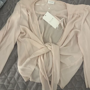 Sommartopp  - Oanvänd, storlek 40 men passar även S. 60kr🤍