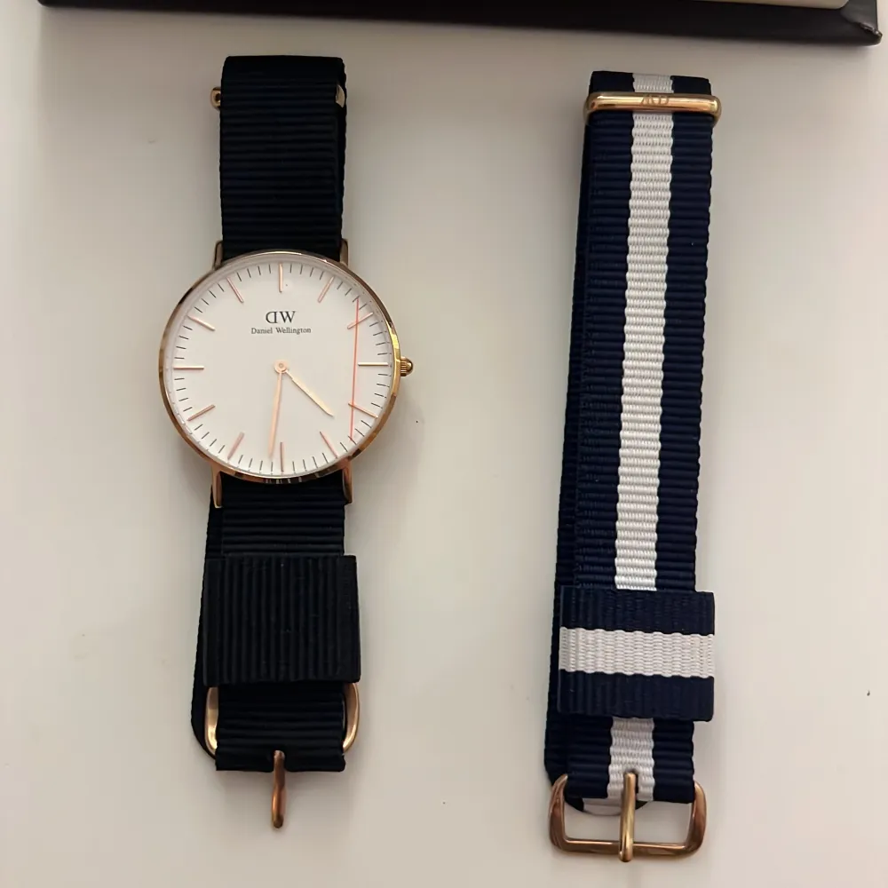 Helt ny Daniel Wellington klocka fick cirka 3 år sen. Den är helt oanvänd och kommer i original förpackning med tillbehör och ett extra klockband. . Accessoarer.