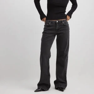 Mörkgråa lågmidjade jeans - säljer dessa snygga oanvända jeans från NA-KD, de är endast testade! hann dock klippa av lappen innan jag ångrade mig. de är perfekt långa på mig som är 175. jättefin grå färg och slutsålda på hemsidan🥰