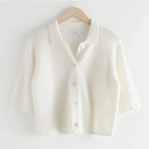 Trekvartsärmad kofta❤️ - Säljer denna jättefina trendiga stickade koftan från & other stories, använd 1 gång och i toppenskick🤍Jag säljer koftan på andra bilden.