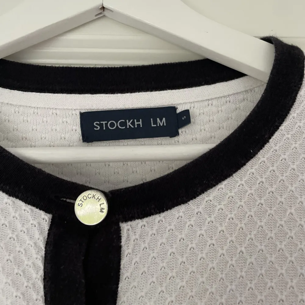 Säljer denna koftan ifrån märket Stockh LM. I storlek S. Skicket är bra och alla knappar funkar. . Tröjor & Koftor.