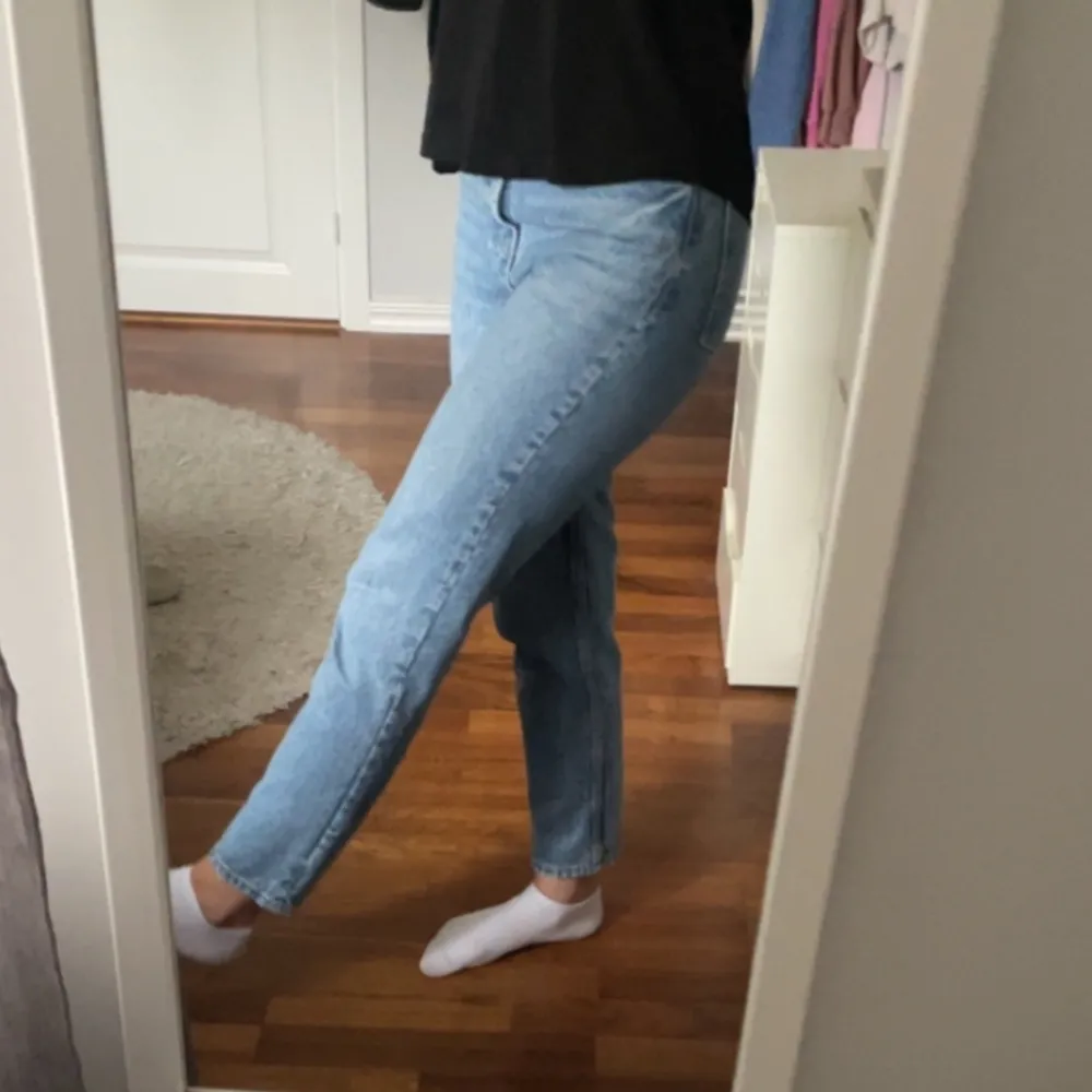 Mom jeans från zara. Fint skick!💙. Jeans & Byxor.