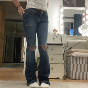Lågmidjade jeans  - Lågmidjade jeans med hål i! Jättesnygga! Aldrig använda helt i nyskick💙