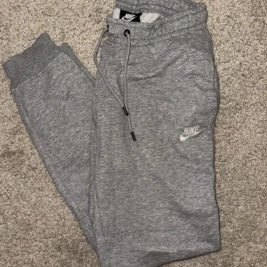 Nike mjukisbyxor  - Mjukisbyxor i nytt skick använda ca 2 gånger 