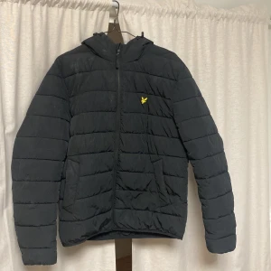 Lyle&scott jacka - Hej! Säljer nu min vinterjacka då jag har nu vinterjacka och den inte kommer till någon användning! Storleken är M och den är väldigt bra skick! Säljer för 300kr! Pris kan diskuteras vid snabb affär!