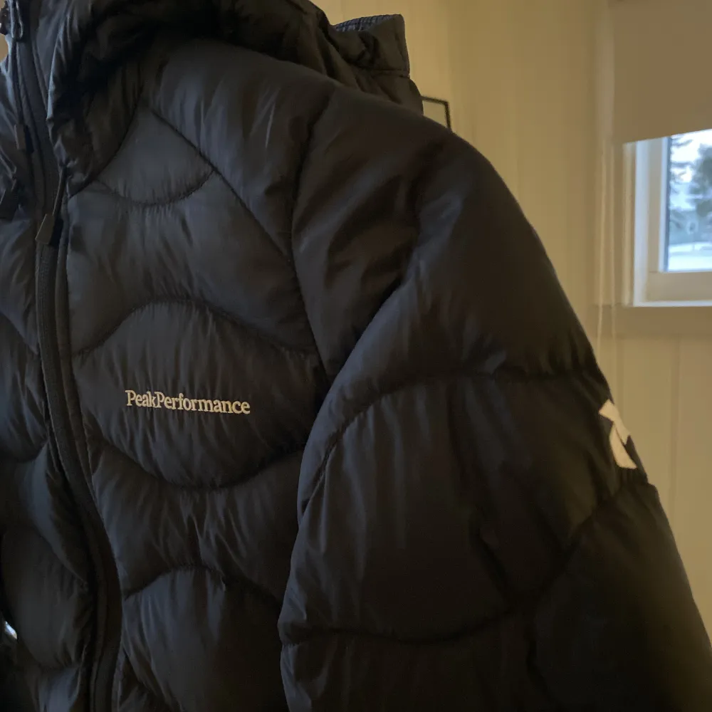 Säljer nu min peakperformance jacka (Helium Down Hood Jacket) i strl. XS💕 Väldigt fint skick förutom ett litet hål i vänstra framfickan, går lätt att fixa!!🤍😇 pris kan diskuteras. Jackor.