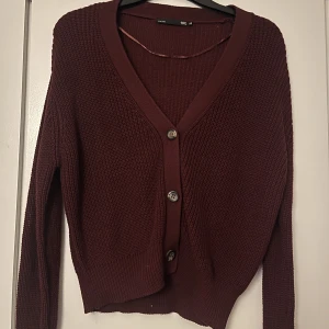 Kofta - En vinröd kofta i strl xs, knappt använd så i nytt skick