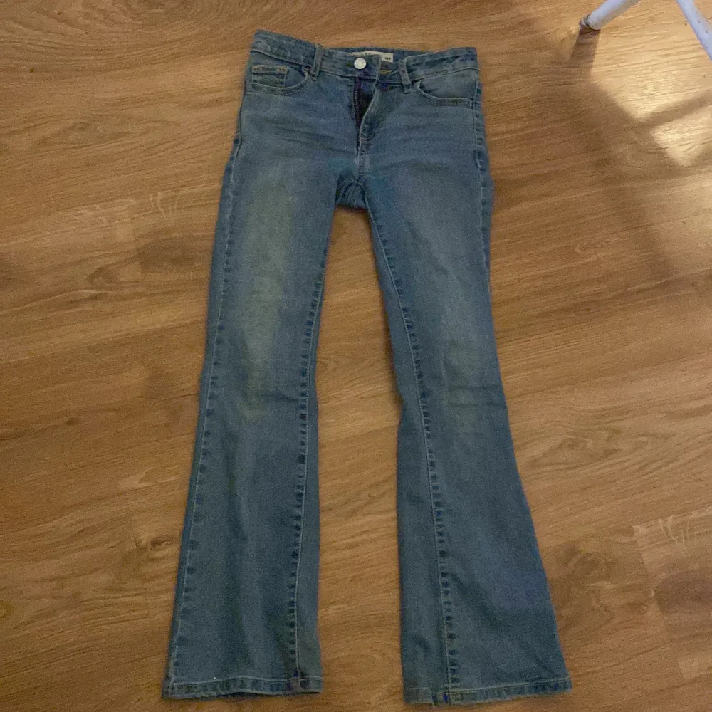 Blåa lowwsaist bootcut jeans, använda. Jeans & Byxor.