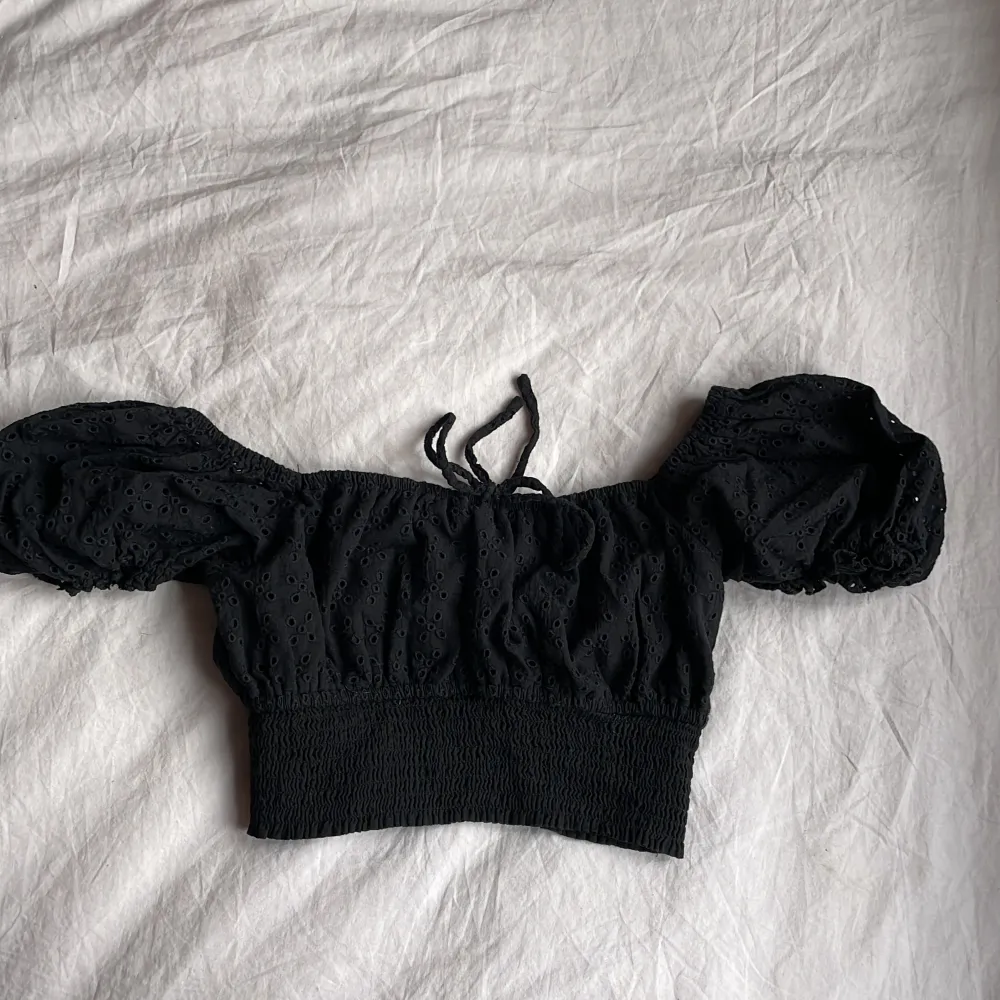 Det här linnet hittade jag under alla min andra kläder som jag inte ändvänder längre. Det e ett preppy-linne. . Toppar.