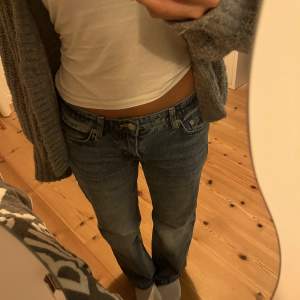 Blå jeans från weekday modellen arrow. Nästan helt oanvända och i nyskick! Kommer tyvärr inte till användning längre🤍