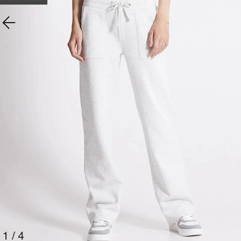  Säljer dessa byxor då de inte kommer till användning köpta för 200 kr säljer för 150+ frakt ❣️❣️. Jeans & Byxor.
