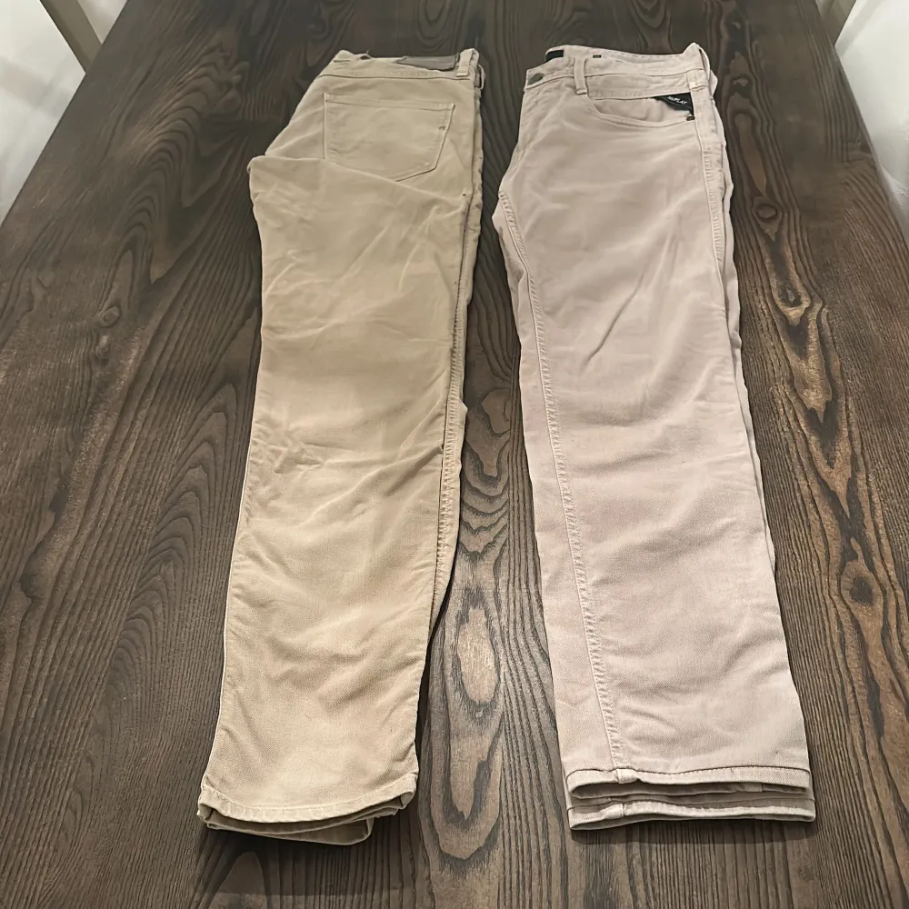 Säljer 2 stycken repley jeans! Snygga och är u bra skick! Båda är i 9/10 skick och är väldigt fräscha! Perfekta jeans för priset! Priset är för båda två och inte styck!. Jeans & Byxor.