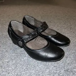 Säljer nu dessa vintage svarta klackskor med ett litet ”skärp” 😊 Skick: 5/10, använda men syns inte överdrivet väl på! 🤍 Köpta längesedan, finns inte att hitta skor som dessa längre :/ Otroligt bekväma! 💕💕 (små i storleken)