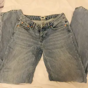 Jätte fina jeans. Säljer de för de inte kommer till användning längre. Storlek : Xs men passar även vissa med storlek S som jag  Färg : Ljusblåa 