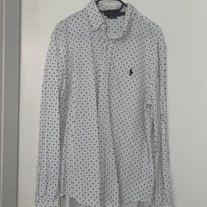 Ralph Lauren Skjorts L - Väl använd. 
